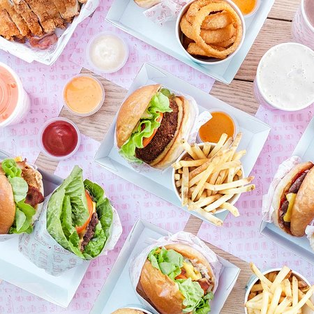 Betty's Burgers & Concrete - e-Seniors 0