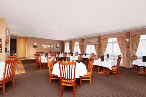 Trappers Restaurant - e-Seniors 0
