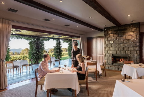 The Peak Restaurant At Spicers Peak Lodge - e-Seniors 0