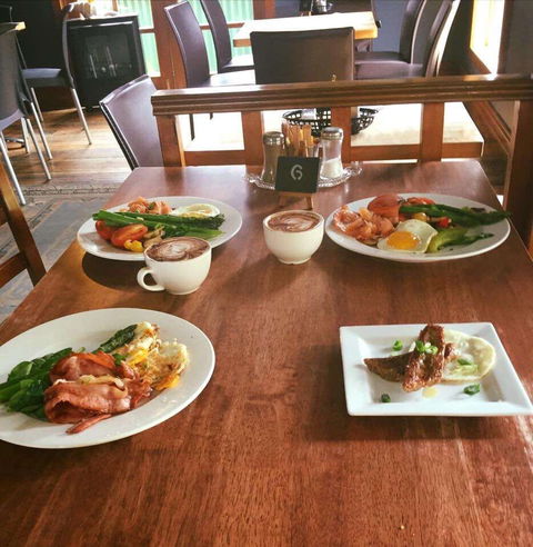 Moby Dicks Breakfast Bar - e-Seniors 0