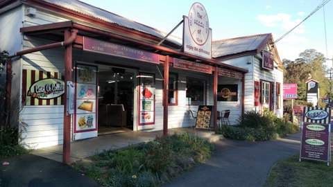 Mogo Fudge And Ice Cream /  Courtyard Cafe / Lots Of Lollies Mogo - e-Seniors 0