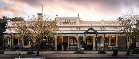 The Rising Sun Hotel, Auburn - e-Seniors 0