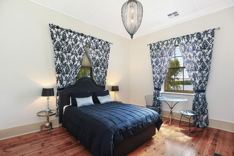 Wellington Courthouse - e-Seniors 2