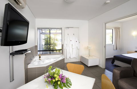 Majestic Oasis Apartments - e-Seniors 14
