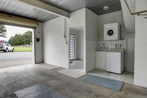 Tasman Beachside Apartments - e-Seniors 11