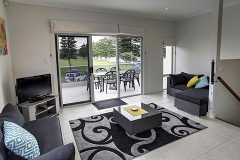 Tasman Beachside Apartments - e-Seniors 4