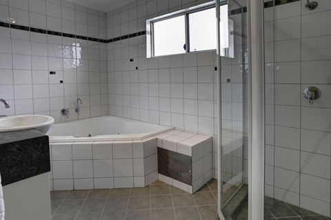 Tasman Beachside Apartments - e-Seniors 10