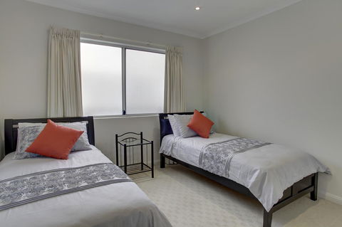 Tasman Beachside Apartments - e-Seniors 9