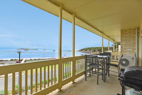 The Dolphins Beachfront Apartments - e-Seniors 10