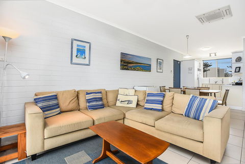 The Dolphins Beachfront Apartments - e-Seniors 11
