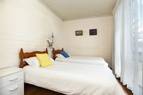 The Dolphins Beachfront Apartments - e-Seniors 8