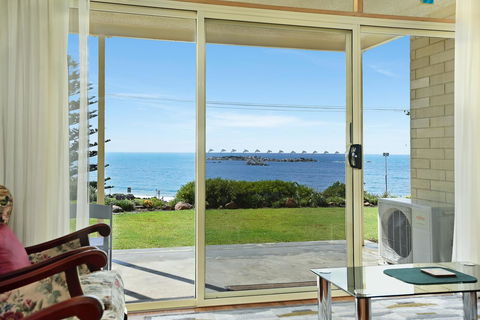 The Dolphins Beachfront Apartments - e-Seniors 6