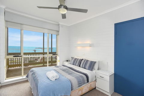 The Dolphins Beachfront Apartments - e-Seniors 14