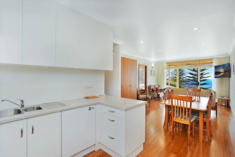 The Dolphins Beachfront Apartments - e-Seniors 4