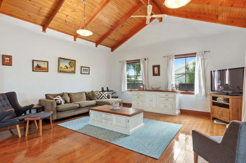 The Log Cabin - 47 Jetty Road - e-Seniors 4