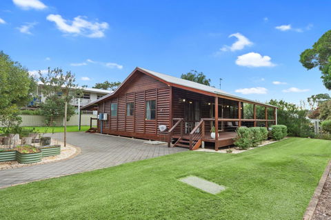 The Log Cabin - 47 Jetty Road - e-Seniors 13