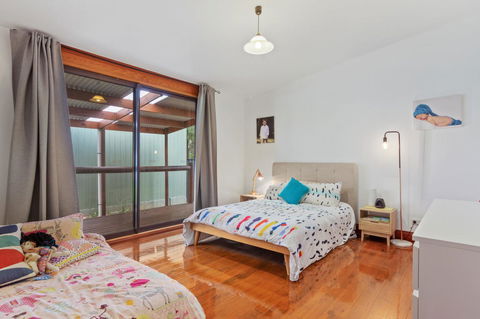 The Log Cabin - 47 Jetty Road - e-Seniors 11