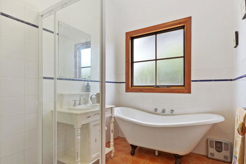 The Log Cabin - 47 Jetty Road - e-Seniors 3