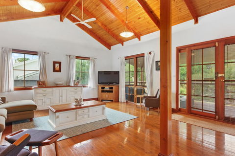 The Log Cabin - 47 Jetty Road - e-Seniors 1
