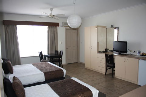 Lakeview Motel And Apartments - e-Seniors 7