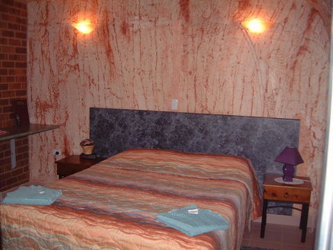 Radeka Downunder Underground Motel - e-Seniors 1