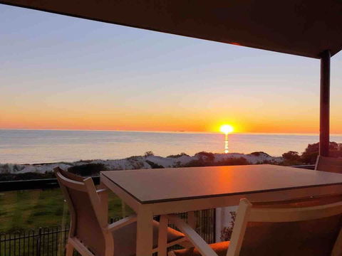 Luxurious 3 Bedroom Beachfront - Panoramic Views - e-Seniors 0