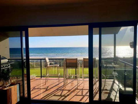 Luxurious 3 Bedroom Beachfront - Panoramic Views - e-Seniors 3