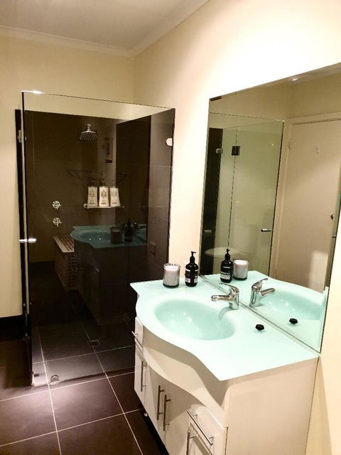 Luxurious 3 Bedroom Beachfront - Panoramic Views - e-Seniors 10