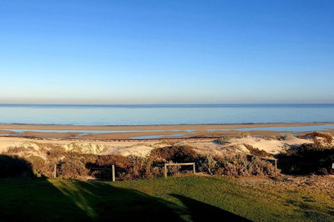 Luxurious 3 Bedroom Beachfront - Panoramic Views - e-Seniors 13