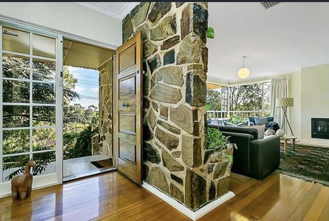Stunning House With Beautiful Entertainment Area!! - e-Seniors 0