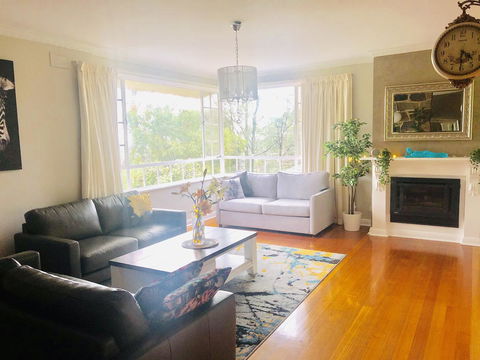 Stunning House With Beautiful Entertainment Area!! - e-Seniors 1