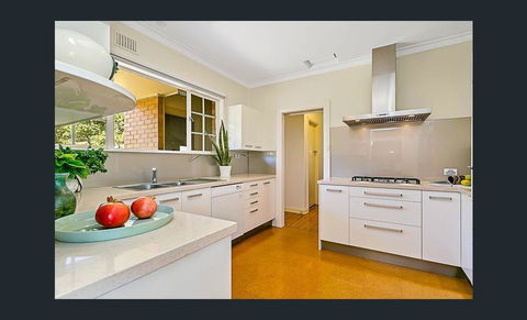 Stunning House With Beautiful Entertainment Area!! - e-Seniors 9