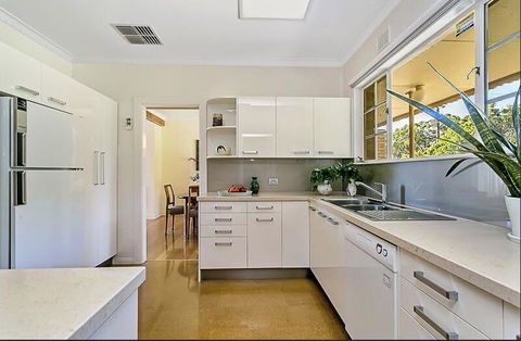 Stunning House With Beautiful Entertainment Area!! - e-Seniors 10