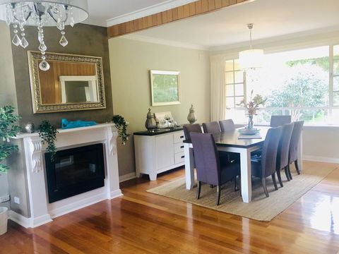Stunning House With Beautiful Entertainment Area!! - e-Seniors 4