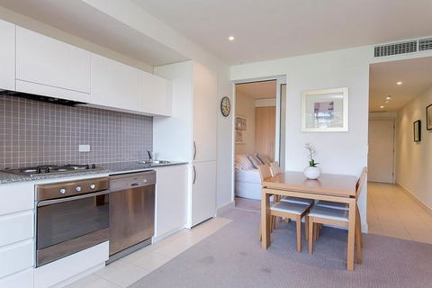 Glenelg Holiday Apartments-Pier - e-Seniors 2