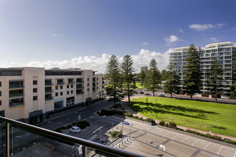 Glenelg Holiday Apartments-Pier - e-Seniors 7