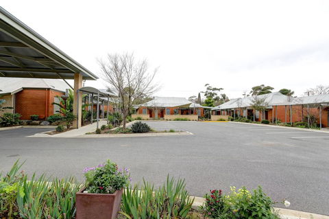 Strath Motel - e-Seniors 21