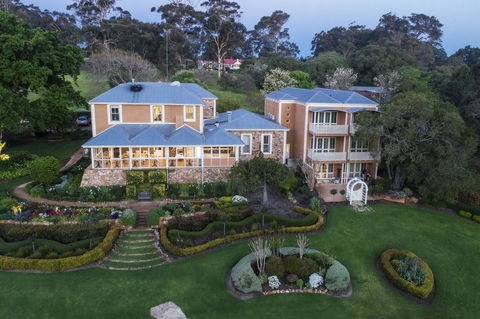 Grand Mercure Basildene Manor - e-Seniors 0