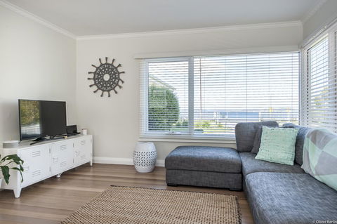 On The Beach Waterfront Apartment - e-Seniors 3