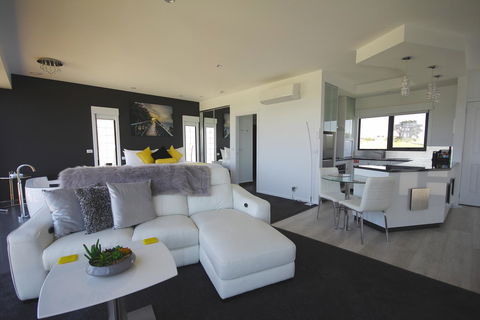 Horizon Deluxe Apartments - e-Seniors 1