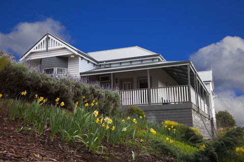 House On The Hill Bed And Breakfast - e-Seniors 0