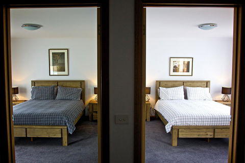 Penguin Beachfront Apartments - e-Seniors 26