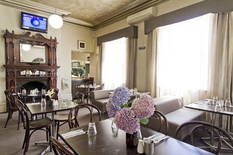 Deloraine Hotel - e-Seniors 5