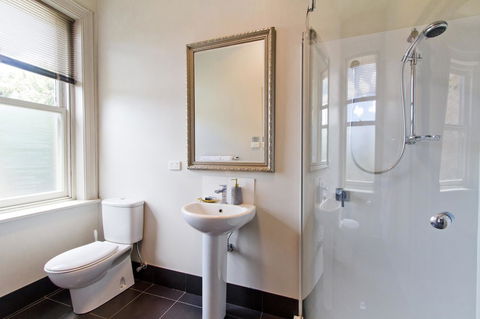 Deloraine Hotel - e-Seniors 25