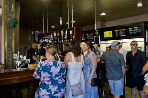 Deloraine Hotel - e-Seniors 13