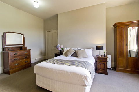 Deloraine Hotel - e-Seniors 26