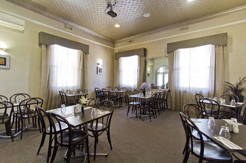 Deloraine Hotel - e-Seniors 30