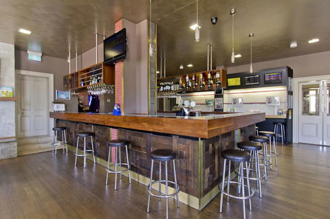 Deloraine Hotel - e-Seniors 15