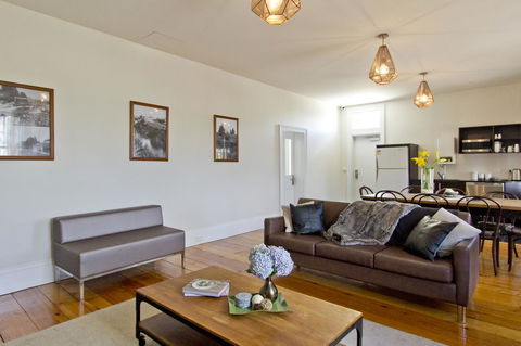Deloraine Hotel - e-Seniors 23