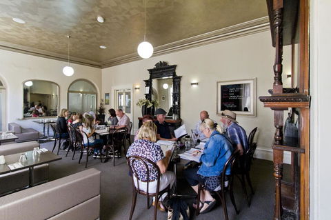 Deloraine Hotel - e-Seniors 10